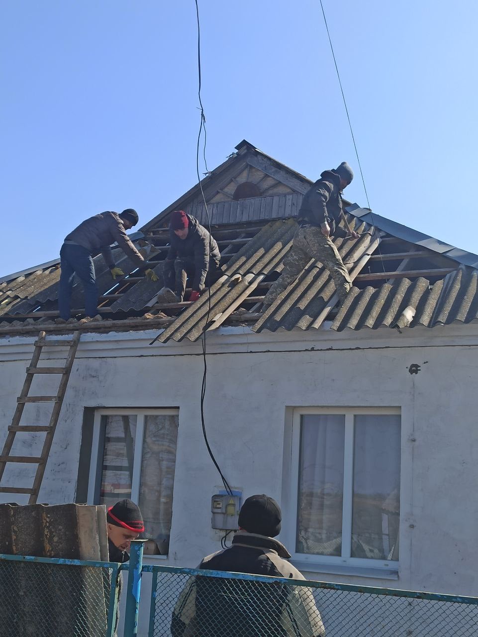 #UAразом: На Миколаївщині клієнти та волонтери пробації разом відновлюють житло односельчан